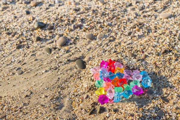 Cuore dai colori vivaci di ciottoli di vetro sulla riva del mare — Foto Stock