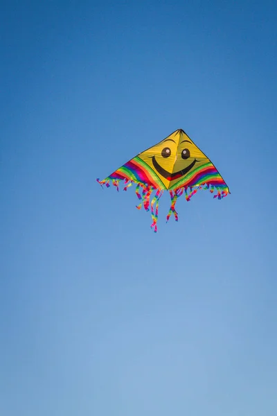 Διασκέδαση και φωτεινά kite στο μπλε του ουρανού — Φωτογραφία Αρχείου