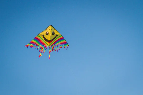 Divertente e luminoso aquilone nel cielo blu — Foto Stock