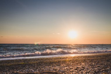 Yaz denizde güzel gün batımı