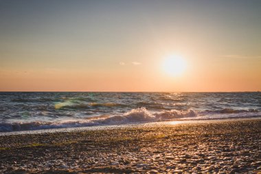 Yaz denizde güzel gün batımı