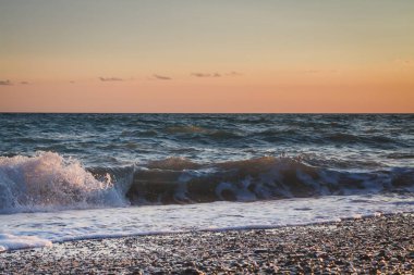 Yaz denizde güzel gün batımı
