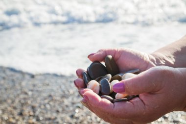 Deniz taş yaz aylarında sahilde elinde