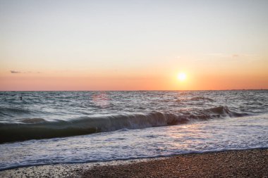 Yaz denizde güzel gün batımı