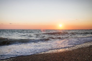 Yaz denizde güzel gün batımı