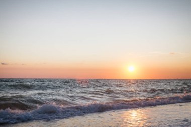 Yaz denizde güzel gün batımı