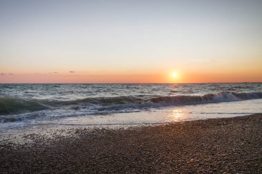 Yaz denizde güzel gün batımı