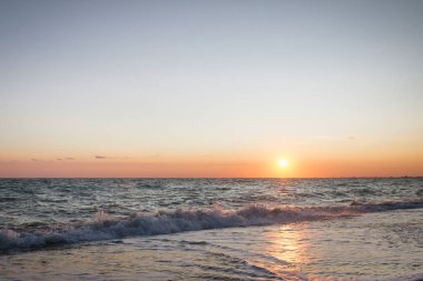 Yaz denizde güzel gün batımı
