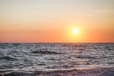 Yaz denizde güzel gün batımı