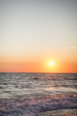 Yaz denizde güzel gün batımı