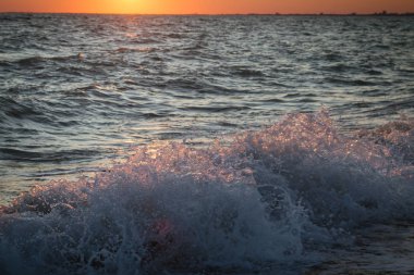 Yaz denizde güzel gün batımı