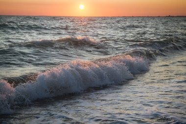 Yaz denizde güzel gün batımı