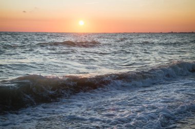 Yaz denizde güzel gün batımı