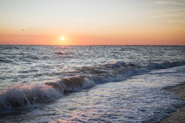 Yaz denizde güzel gün batımı
