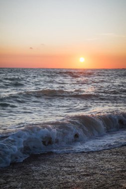 Yaz denizde güzel gün batımı