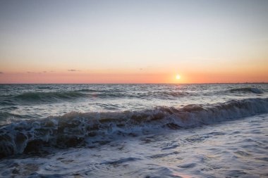 Yaz denizde güzel gün batımı