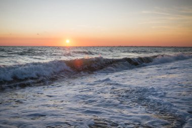 Yaz denizde güzel gün batımı