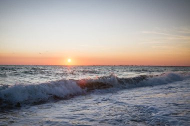 Yaz denizde güzel gün batımı