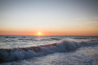 Yaz denizde güzel gün batımı