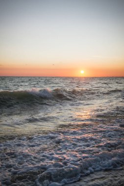 Yaz denizde güzel gün batımı