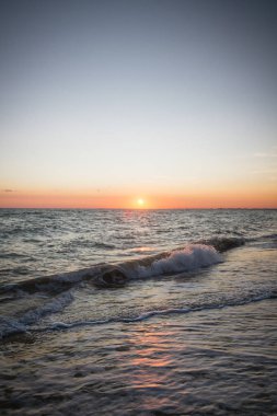 Yaz denizde güzel gün batımı