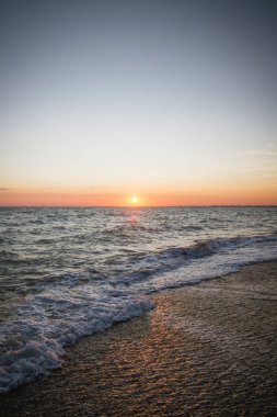 Yaz denizde güzel gün batımı