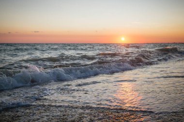 Yaz denizde güzel gün batımı