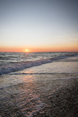 Yaz denizde güzel gün batımı