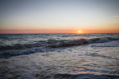 Yaz denizde güzel gün batımı