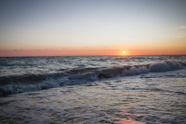 Yaz denizde güzel gün batımı