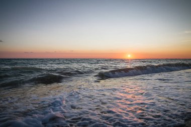 Yaz denizde güzel gün batımı