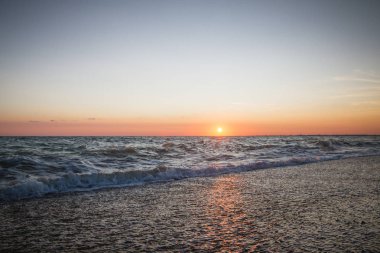 Yaz denizde güzel gün batımı