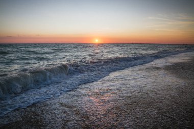 Yaz denizde güzel gün batımı