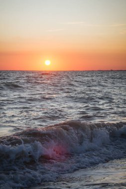 Yaz denizde güzel gün batımı