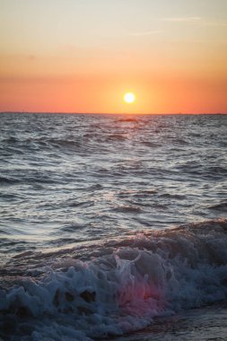 Yaz denizde güzel gün batımı