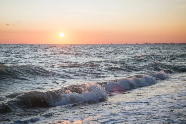 Yaz denizde güzel gün batımı