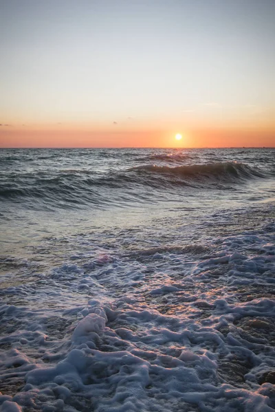 Yaz denizde güzel gün batımı