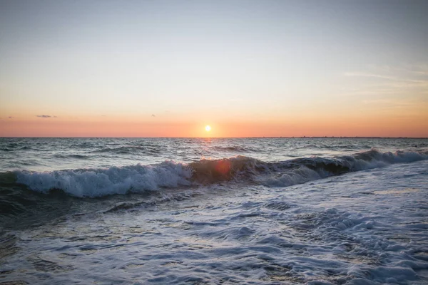 Hermosa puesta de sol en el mar de verano — Foto de Stock