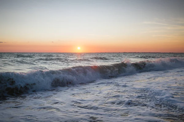 Yaz denizde güzel gün batımı