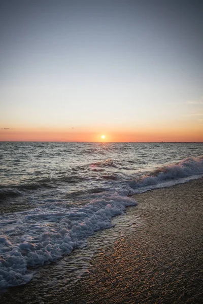 Prachtige zonsondergang op de zomer zee — Stockfoto
