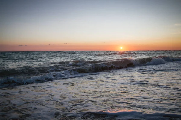 Yaz denizde güzel gün batımı
