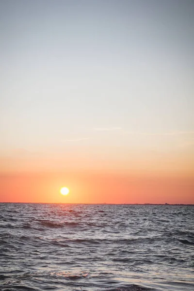 Schöner Sonnenuntergang am Sommermeer — Stockfoto