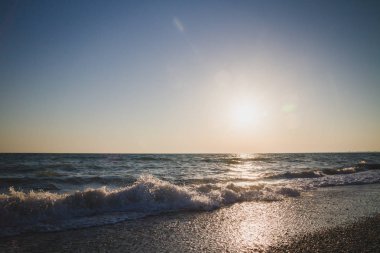 Yaz denizde güzel gün batımı