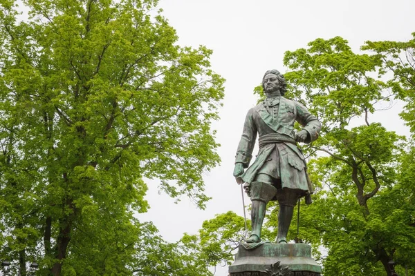 Denkmal für Peter den Großen in der Parkstadt Kronstadt — Stockfoto