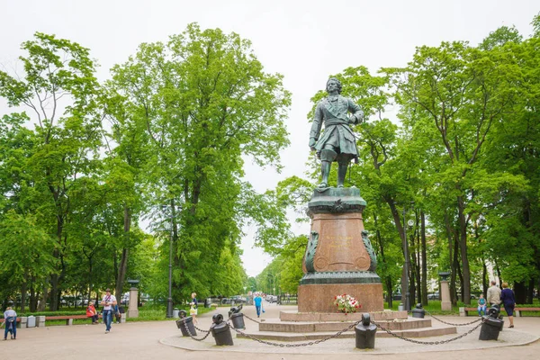 Monument van Peter de grote in de stad van het Park Kronshtadt — Stockfoto