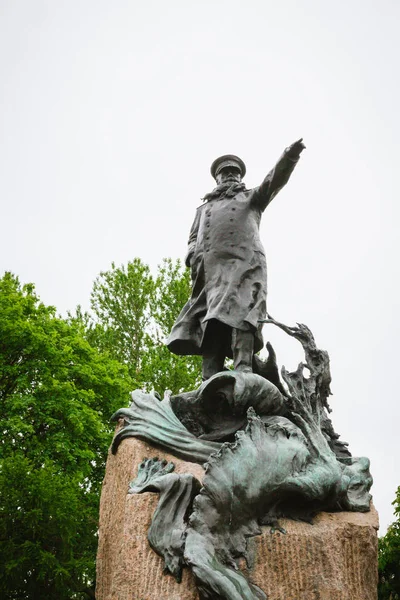 Denkmal für Admiral Stepanosipowitsch Makarow in Kronstadt im — Stockfoto