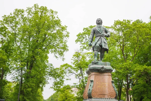 Denkmal für Peter den Großen in der Parkstadt Kronstadt — Stockfoto