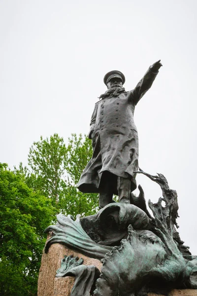 Denkmal für Admiral Stepanosipowitsch Makarow in Kronstadt im — Stockfoto