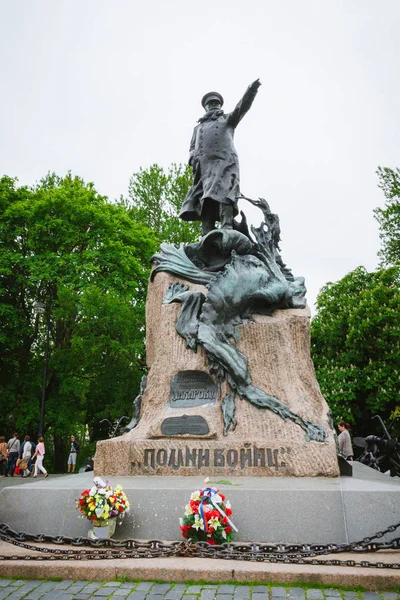 Monument van admiraal Stepan Osipovitsj Makarov in Kronstadt in de — Stockfoto