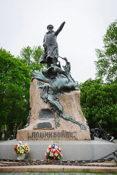 Monument van admiraal Stepan Osipovitsj Makarov in Kronstadt in de — Stockfoto